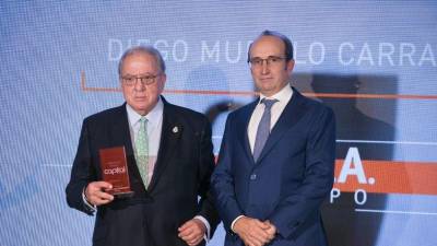 El doctor Diego Murillo, a la izquierda, con el premio de Empresario del Año otorgado por la revista Capital. A.M.A.
