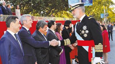 El presidente de la Xunta, Alfonso Rueda, saluda a su Majestad durante la celebración de la Fiesta Nacional . Foto: E.P.