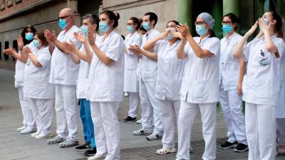 Sanitarios del hospital Universitario de Barcelona agradeciendo el apoyo de la gente que se acercó al lugar convocada a través de las redes sociales, el pasado domingo. EFE/Marta Pérez.