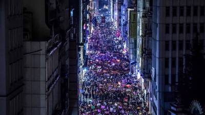 Vista general de la manifestación en la avenida Istiklal de Estambul en Turquía. (Fuente, elpais.com)