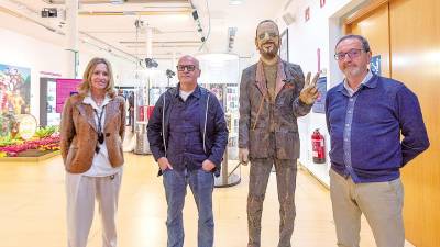 Manuel Baltar con Susan Ramos e Aurelio Gómez xunto a estatua de Ringo Starr. Foto: G.