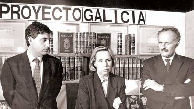 José Manuel García Iglesias, izquierda. María Dolores Vila Jato y Francisco Rodríguez, en el acto de presentación en la galería Sargadelos. Foto: ECG