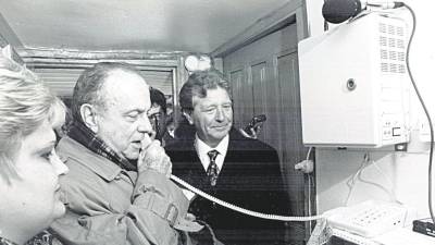 Manuel Fraga, entonces presidente de la Xunta, con Jaime González inaugurando una estación de telefonía rural en Rubiá (Ourense), en 1993. Los barrios más alejados del centro urbano de Santiago vivieron entonces una ‘revolución’. Foto: X. C.
