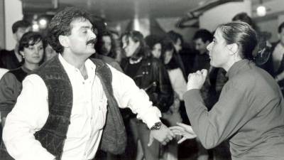Pub Guayaba. A la izquierda José Francisco Caamaño, que por aquel entonces era el dueño del establecimiento, bailando salsa. (Autor, Xoán Álvarez)