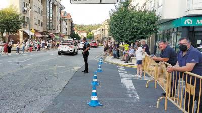Un agente de la Policía Local controla la avenida da Maía durante el paso de la Vuelta a España. Foto: CDA