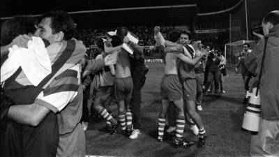 1993. Desempate entre el Rayo Vallecano y la S.D. Compostelapor por el ascenso a primera división. Estadio Carlos Tartiere en Oviedo. (Fuente, EL Correo Galleog).