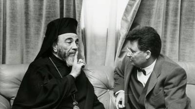 El arzobispo metropolitano de Jerusalén, Hilarion Capucci, conversa con Ghaleb Jaber Ibrahim durante su estancia en Santiago. Foto: Manolo Blanco