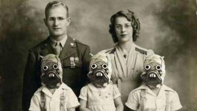 Esta inquietante imagen de unos padres con sus hijos que parecen salidos de La Guerra de las Galaxias. (Fuente, viralismo.com)
