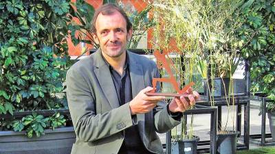 El escritor sevillano Isaac Rosa posa con el galardón recibido ayer. Foto: Europa Press