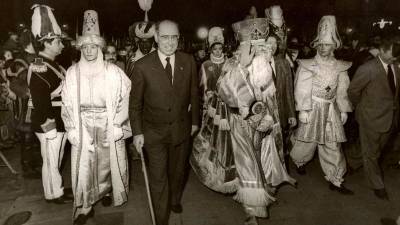 Los Reyes Magos entrando en la plaza del Obradoiro en el año 1987, junto al alcalde, Ernesto Vieitez. Foto: Jorge Gómez