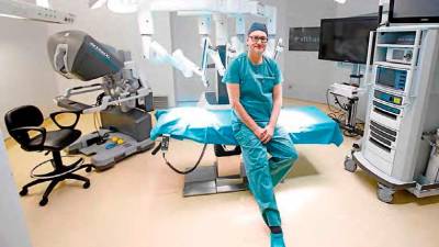 El doctor Santos con el robot en el quirófano del Hospital Vithas-Fátima deVigo - FOTO: F. Blanco