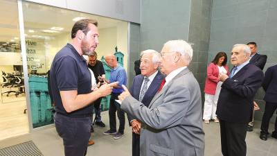 Óscar Puente saludando a Miguel Carrero y Eduardo Montes.