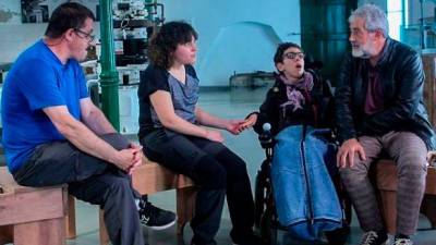 CHARLAS. Marcelino, Carolina y Carlos Blanco conversan con una persona discapacitada.