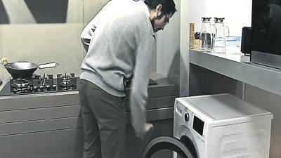 Un hombre se dispone en su hogar a poner una lavadora. Foto: E.P.