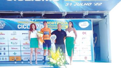 EN EL PODIO. Eric Fagúndez, con el maillot naranja, fue el mejor ciclista amateur en Mortágua