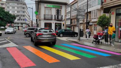 Pasóns de peóns de cores nunha das céntricas rúas de Carballo. Foto: Concello de Carballo