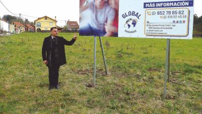 Antonio Guerra señala el cartel promocional ya instalado en la parcela de Lamiño. Foto: CG