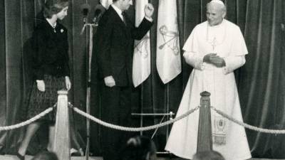Los ahora reyes eméritos de España con el papa en la ceremonia de despedida que tuvo lugar en Lavacolla