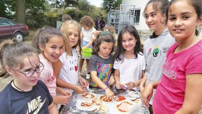 PIZZAS. Un grupo de niñas elaborando pizzas. Foto: Axóuxere