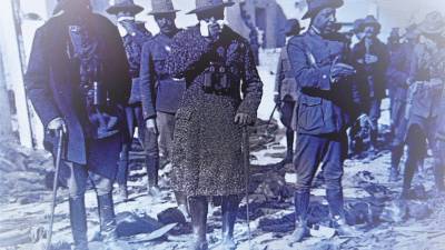 El general Dámaso Berenguer, cubriendo su boca con un pañuelo, contemplando los cadáveres de soldados españoles en Monte Arruit, tras la reconquista de la posición, a finales de octubre de 1921