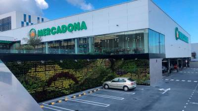 Jardín vertical en el supermercado de Sabón en Arteixo, A Coruña