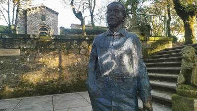 Estatua de Federico García Lorca en la Alameda de Santiago con una pintada. - EUROPA PRESS