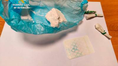Detalle de la cocaína incautada, que sumaba unas mil dosis. Foto: GC