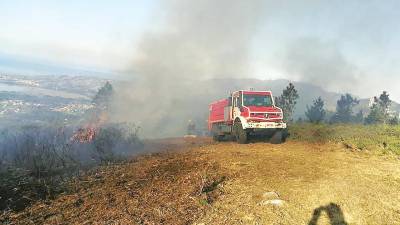 En el simulacro de incendio participaron técnicos del distrito V, el GES de Muros, bomberos forestales y motobombas de la Xunta. Foto: GES