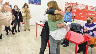 Inés Rey y Eva Martínez se abrazan tras proclamarse la primera secretaria xeral. Foto: Efe Galicia