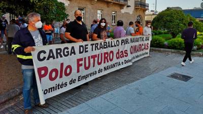 PANCARTAS. Protesta de los trabajadores ante la Delegación del Gobierno, que llegaron desde Ferrol en caravana de coches. Foto: Comité de Navantia