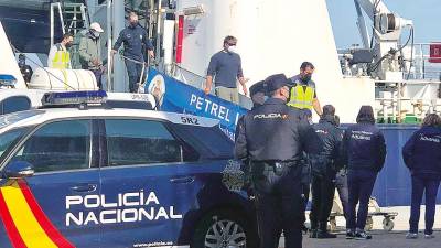El detenido dominicano, izquierda, desciende del buque del Servicio de Vigilancia Aduanera, ‘Petrel’, con el arrestado estadounidense, derecha, antes de ser esposados. Foto: M. Gimeno