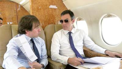 Pedro Sánchez y José Manuel Albares en uno de los viajes en avión oficial. Foto: E. C. G.