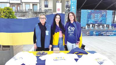 A ONG AGA-Ucraína estivo na carreira Popular de Coruña-10