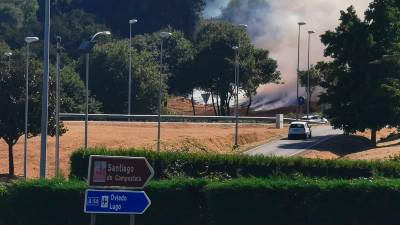 El incendio forestal que ayer quemó la parte derecha de la avenida de Asturias