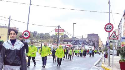 ruta urbana. Participantes en la andaina contra el cáncer a su paso por la calle Principal de Boiro. Foto: C.B.
