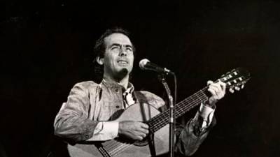 Joan Manuel Serrat durante el concierto que ofreció en el año 1987 en la plaza de A Quintana. Foto: ECG