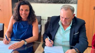 Susana Lenguas e José Manuel López asinando o convenio para a pesca en Caión. Foto: Xunta