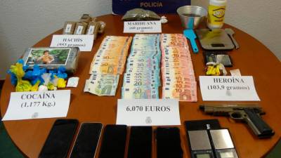 En la operación se intervinieron 2,293 kilos de droga, útiles para manipularla y más de seis mil euros. Fotos: Policía Nacional