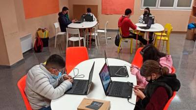 Varios grupos de jóvenes xalleiros aprenden a manipular los equipamientos informáticos en Santa Comba para ordenadores portátiles. Foto: CDSC