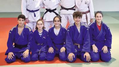 Los ocho judocas, con su entrenador, Javier Rial. Foto: S. E.