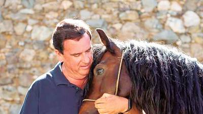 El autor de la tribuna, Jacobo Pérez Paz, con uno de los ejemplares de caballo de pura raza galega. Foto: JPP