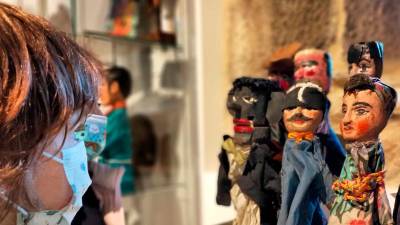 Una visitante observando algunas de las marionetas existente en el Museo de Liñares . Foto: C.