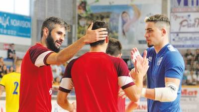 Edu Jabá y Gozi celebran un gol con Lluc. Foto: Manuel Lorenzo