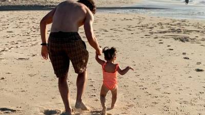 MARTIÑO RIVAS con su hija por la playa de Traba, en Laxe. Foto: @kayokoeverhart / Instagram