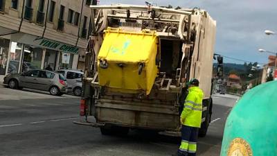 colector amarillo. Camión de recogida de los envases ligeros en las calles de Caldas de Reis. Foto: C. C.