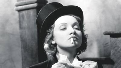 En ‘Marruecos’, Marlene Dietrich, vestida de frac, regala miradas sugestivas y provocadoras, y algún que otro beso, a las féminas.