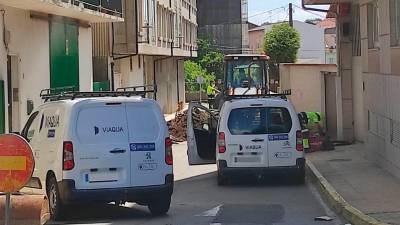 Obras de renovación da rede de abastecemento de auga na rúa Leiras Pulpeiro da Pobra. Foto: C. P.