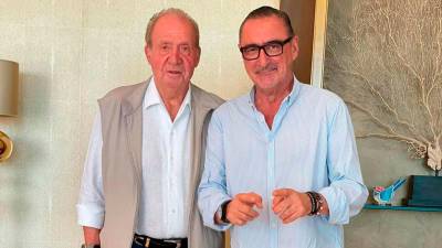 exclusiva. La foto de Carlos Herrera con Juan Carlos I, en su encuentro de este último fin de semana en la residencia del emérito en Abu Dabi. Foto: COPE