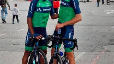 CICLISTAS EN ALZA. Sergio Chumil, junto a Eric Fagúndez. Foto: Club Ciclista Padronés-Cortizo.