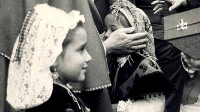 El obispo de Roma saludando a dos niñas vestidas con traje regional